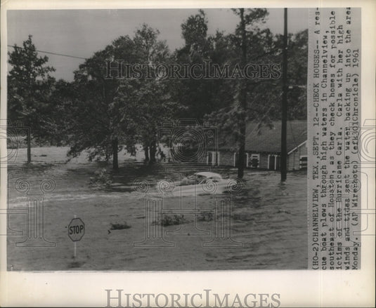 1961 Press Photo Hurricane Carla- A rescue boat plows through high waters.