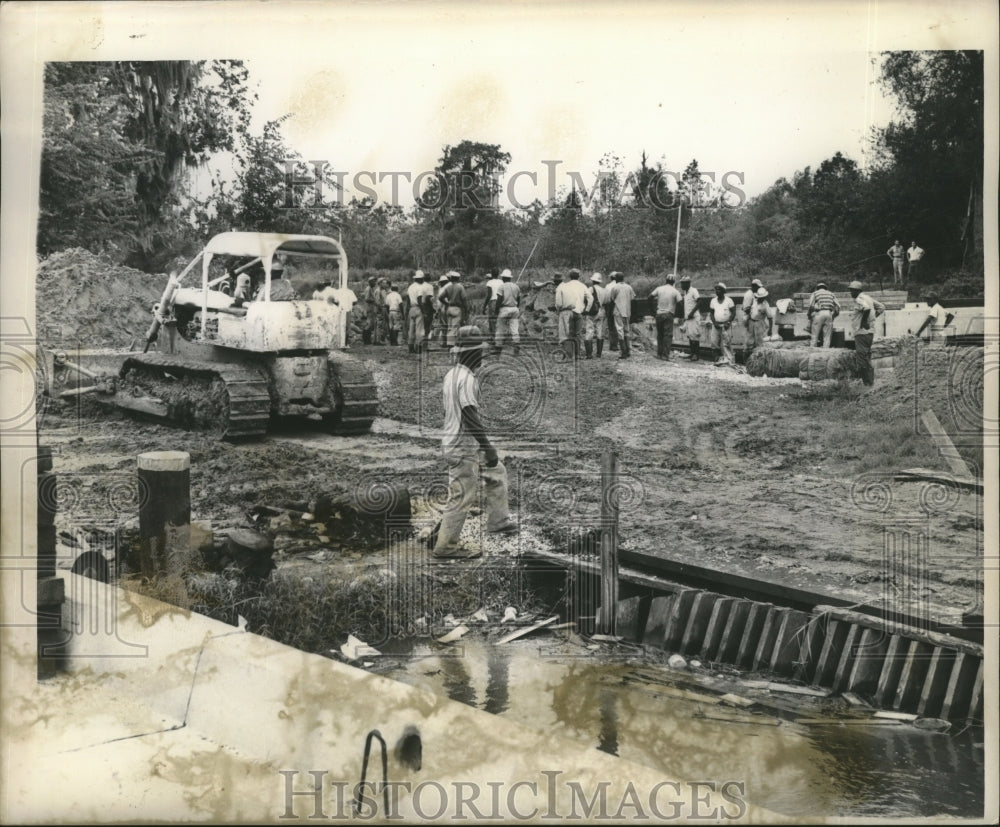 1961 Press Photo Hurricane Carla-Workmen Arrive for Sandbag Work - noa03954- Historic Images