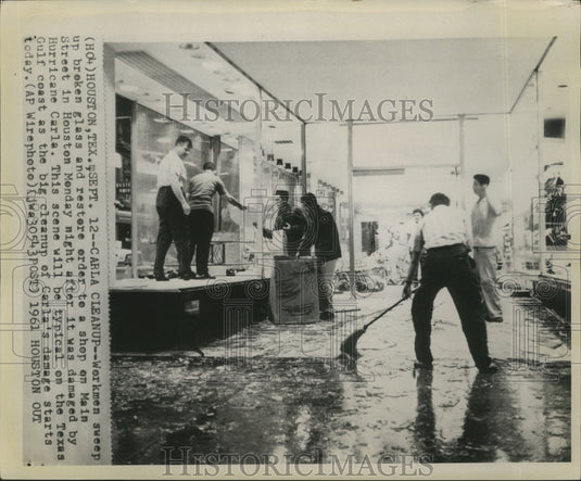 1961 Press Photo Hurricane Carla, Workmen Sweep up Broken Glass & Restore Order- Historic Images