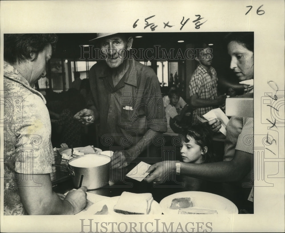 1977 Press Photo Hurricane Babe - Evacuees Getting Food to Eat - noa03977