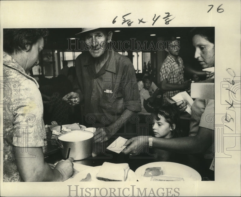 Load image into Gallery viewer, 1977 Press Photo Hurricane Babe - Evacuees Getting Food to Eat - noa03977
