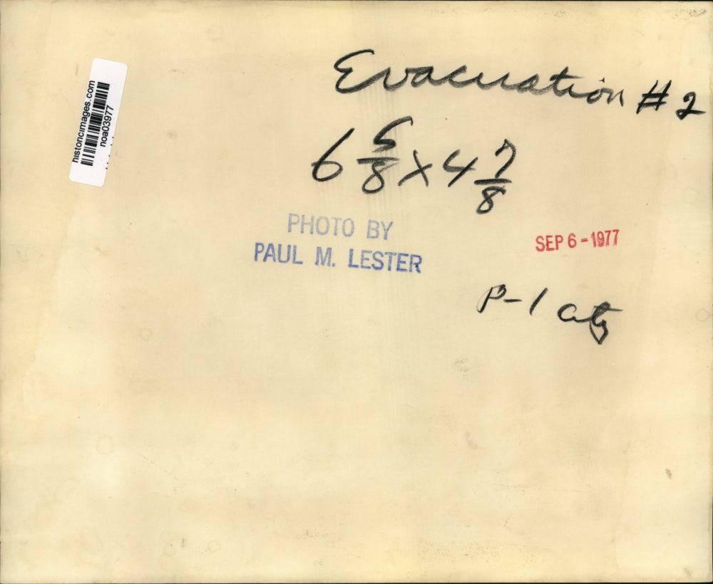 1977 Press Photo Hurricane Babe - Evacuees Getting Food to Eat - noa03977