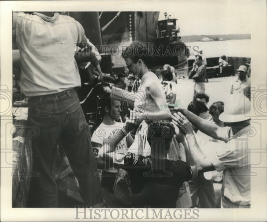 1957 Press Photo Hurricane Audrey - Evacuees are Aided by Rescuers - noa03986- Historic Images