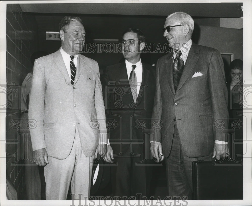 Press Photo Three Men Talk Hurricane Foresight - noa04054