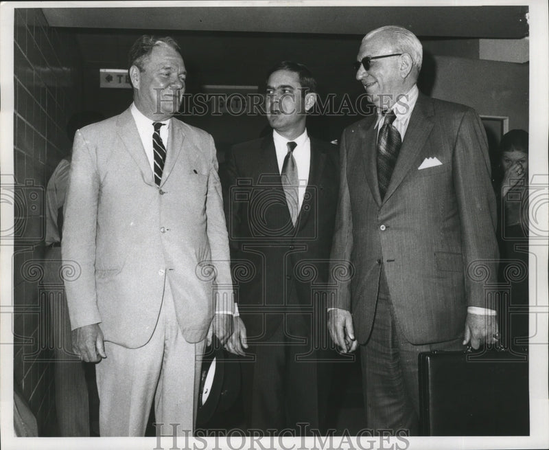 Load image into Gallery viewer, Press Photo Three Men Talk Hurricane Foresight - noa04054
