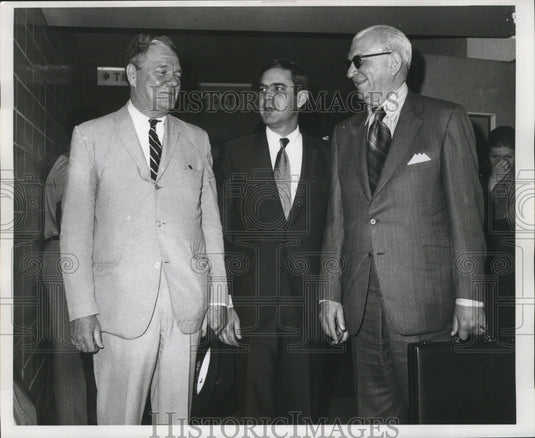 Press Photo Three Men Talk Hurricane Foresight - noa04054