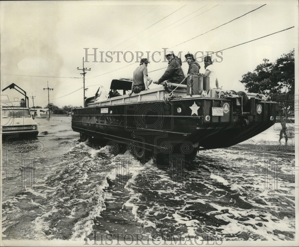 1977 Press Photo Hurricane Babe- Rescue workers on flooded streets. - noa04076