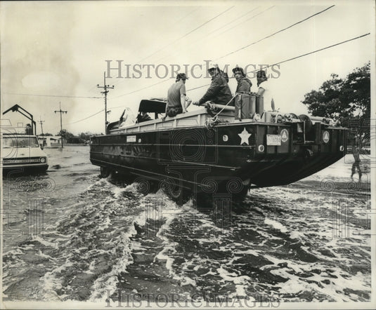 1977 Press Photo Hurricane Babe- Rescue workers on flooded streets. - noa04076