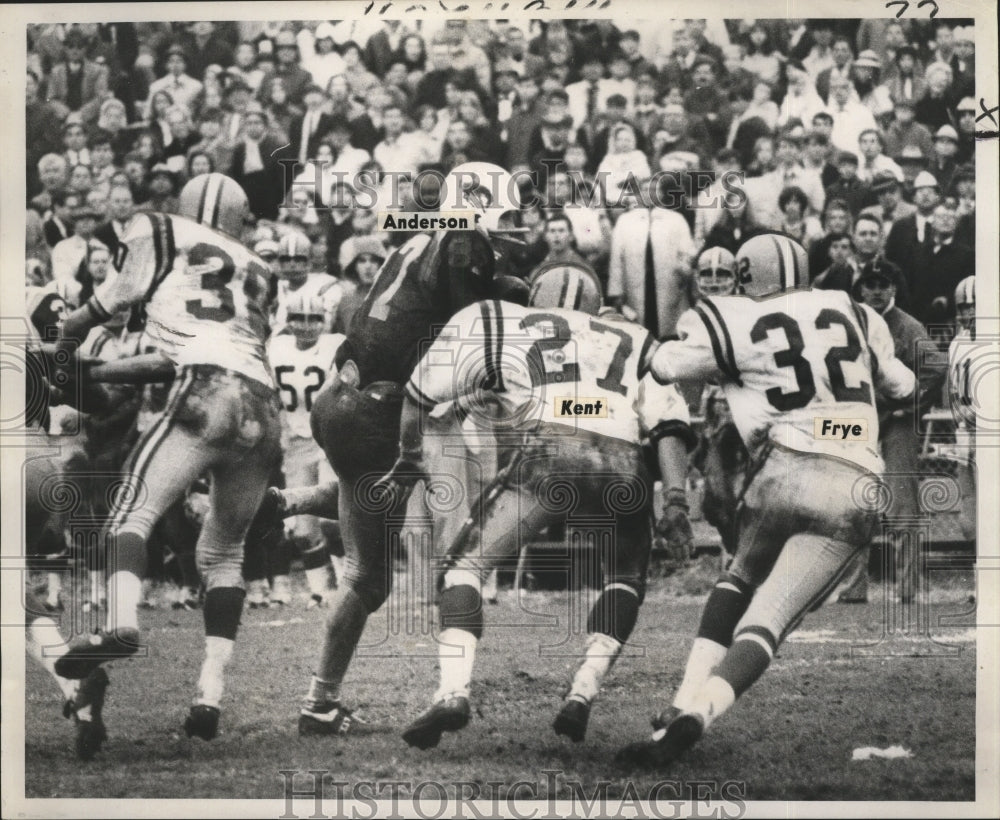 1968 Press Photo Sugar Bowl- Anderson takes in Toscano pass for first down.- Historic Images