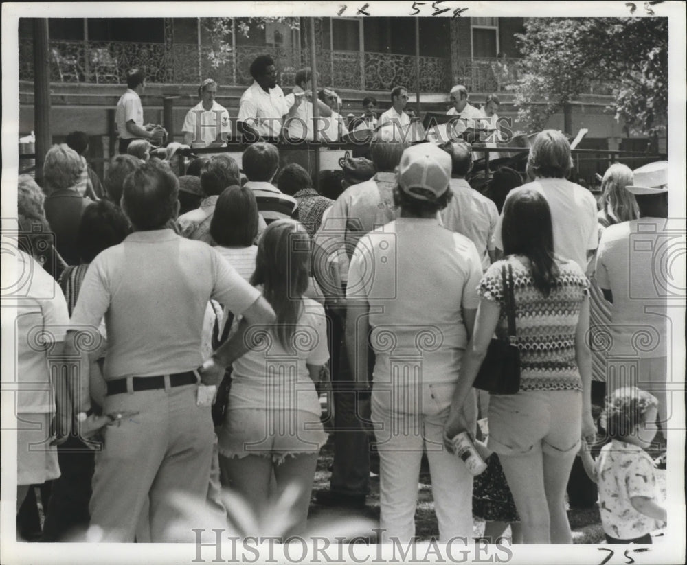 1975 Press Photo New Orleans Jackson Square-US Navy Steel Band entertains crowds