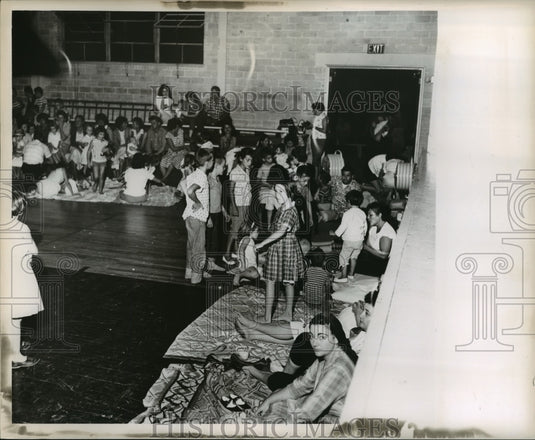 1960 Press Photo Hurricane Ethel- Lakeport refugees in shelter. - noa04375- Historic Images