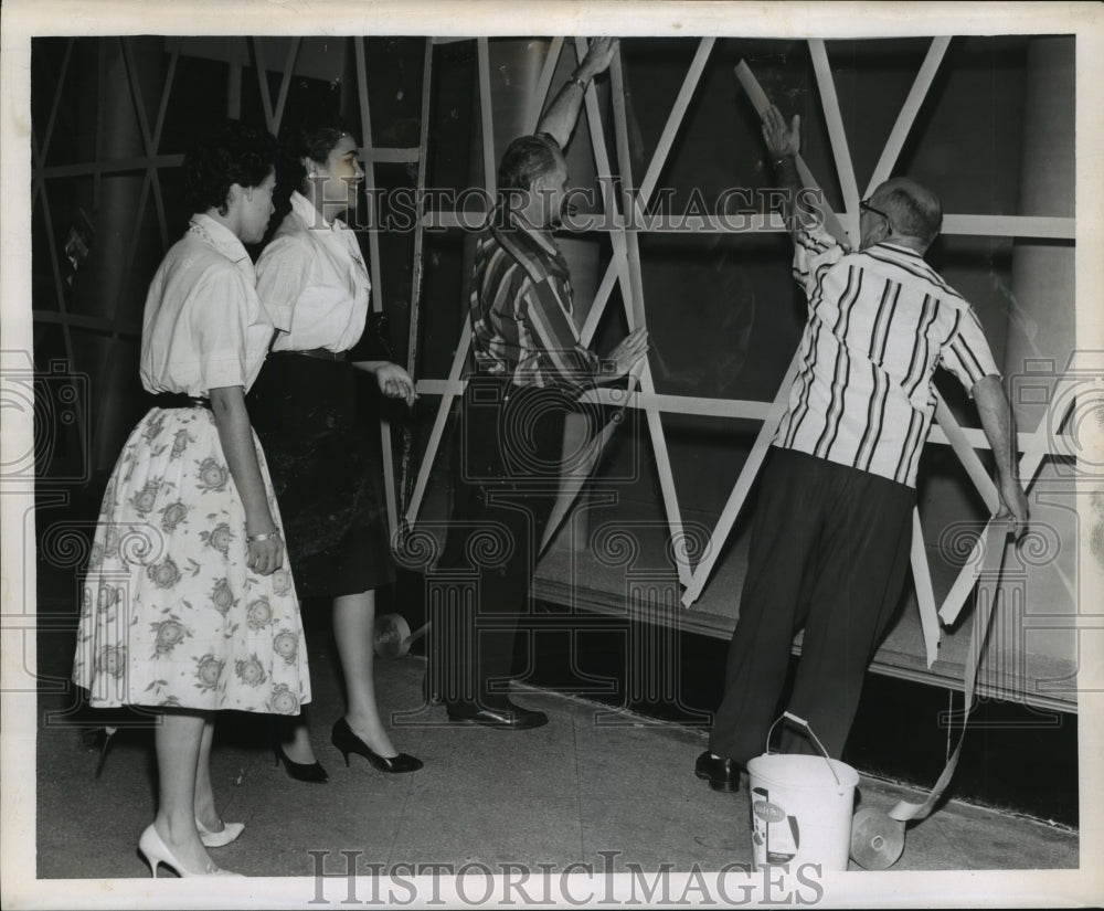 1960 Press Photo Hurricane Ethel- Windows being taped preparing for storm.- Historic Images