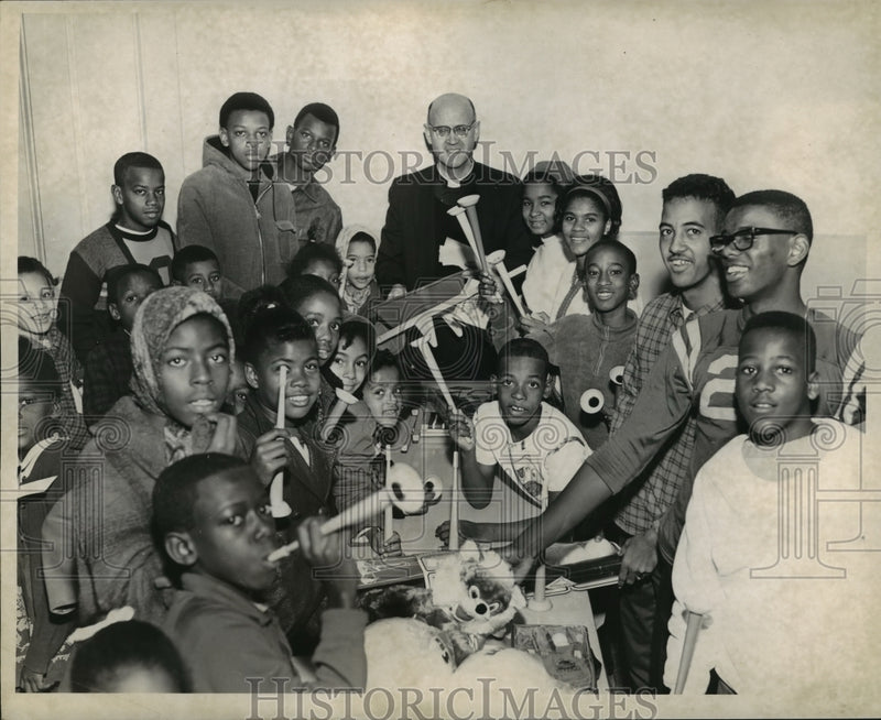 Load image into Gallery viewer, 1967 Press Photo Doll and Toy Fund-Father Andrew Masters with children and toys.
