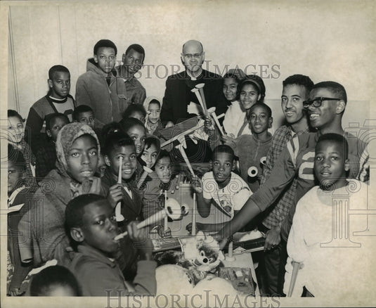 1967 Press Photo Doll and Toy Fund-Father Andrew Masters with children and toys.