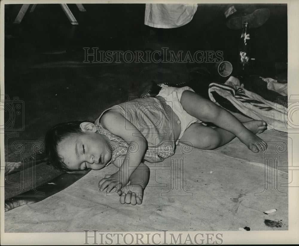 1961 Press Photo Hurricane Carla- Refugees sleeps at St. Bernard High School.- Historic Images