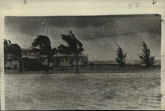 1951 Press Photo Hurricane Charlie- It wasn't a hurricane when it hit Miami.- Historic Images