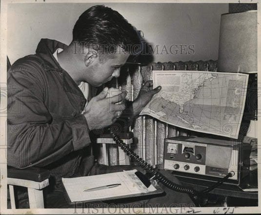1964 Press Photo Hurricane Hilda-Henry Scheeler keeps on HiIda's course.- Historic Images