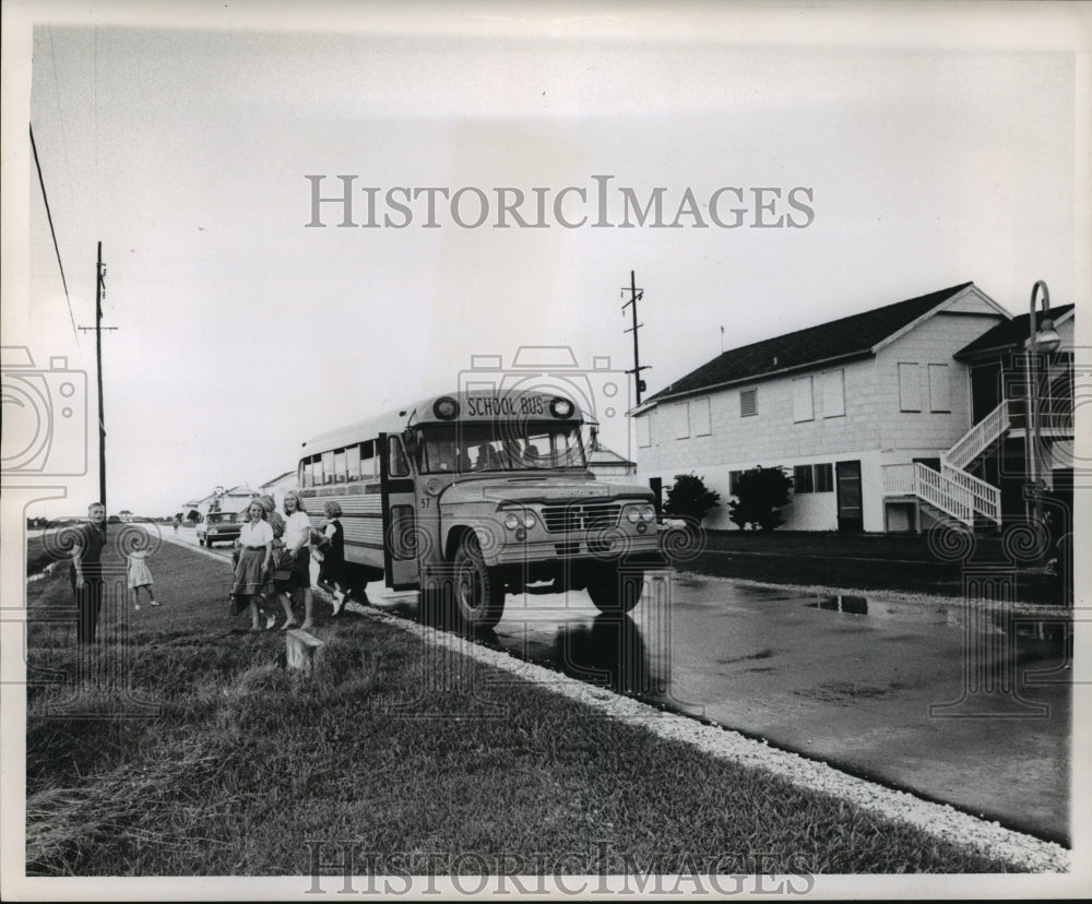 1964 Press Photo Hurricane Hilda- Humble school children brought home.- Historic Images