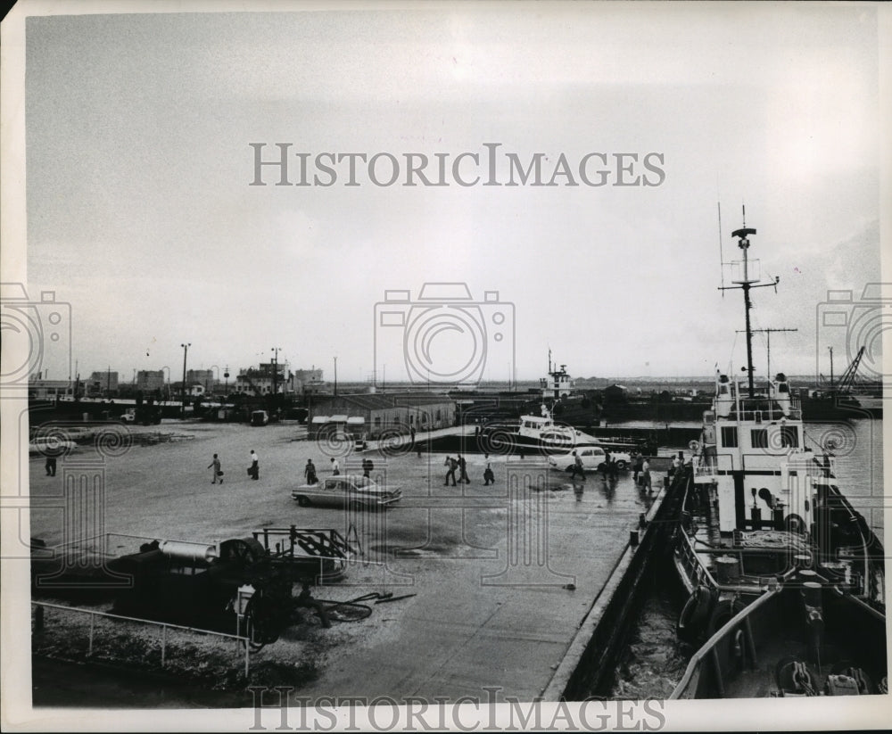 1964 Press Photo Humble Rig Workers Evacuated - noa04720- Historic Images