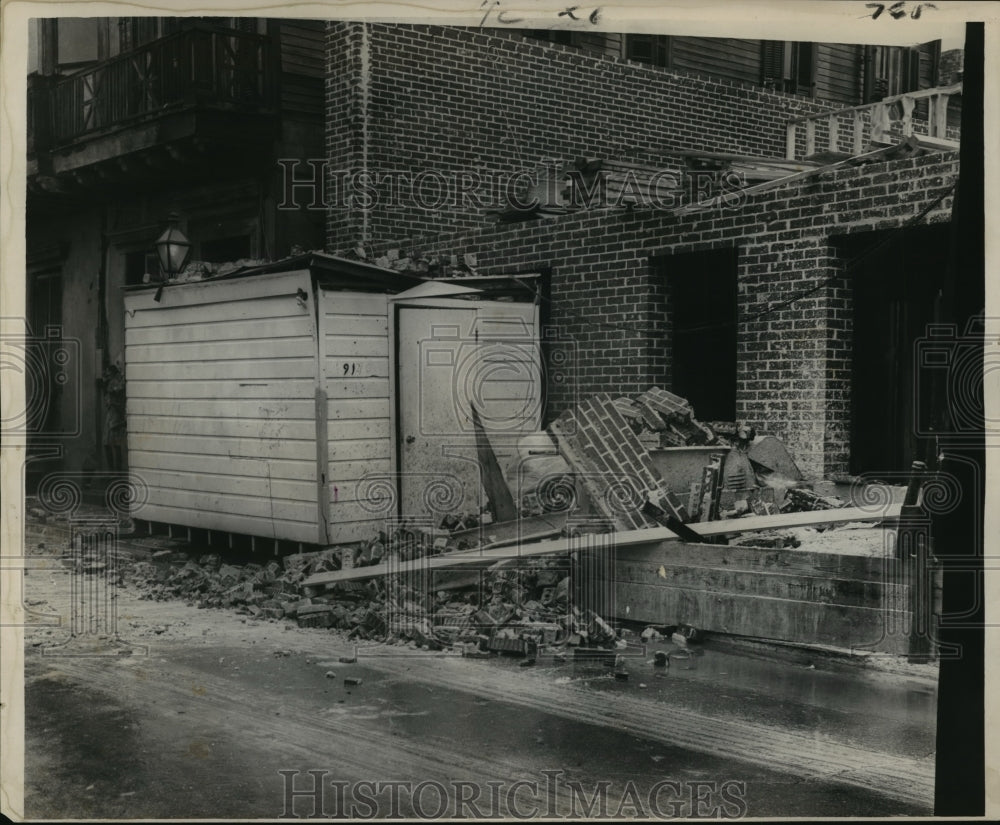 1964 Press Photo New Brickwork Blown Down by Wind in 900 Block Ursuline- Historic Images