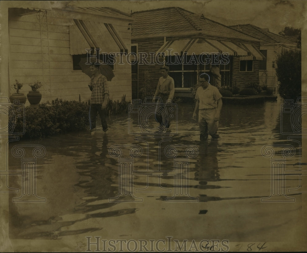 1957 Press Photo Larry Buttone, Fred Steinkamp &amp; Allen Cortez wading floodwaters- Historic Images