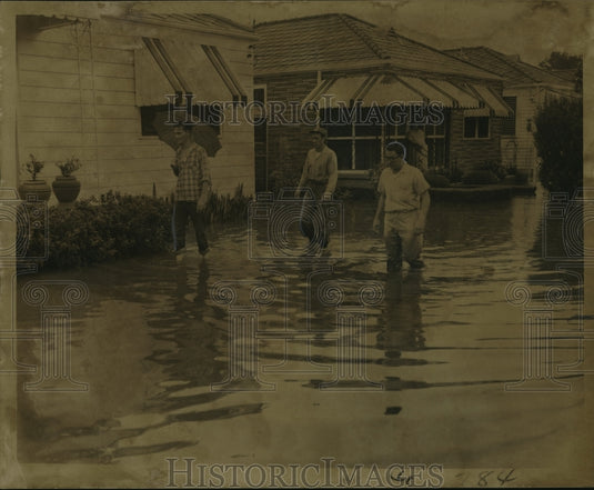 1957 Press Photo Larry Buttone, Fred Steinkamp & Allen Cortez wading floodwaters- Historic Images