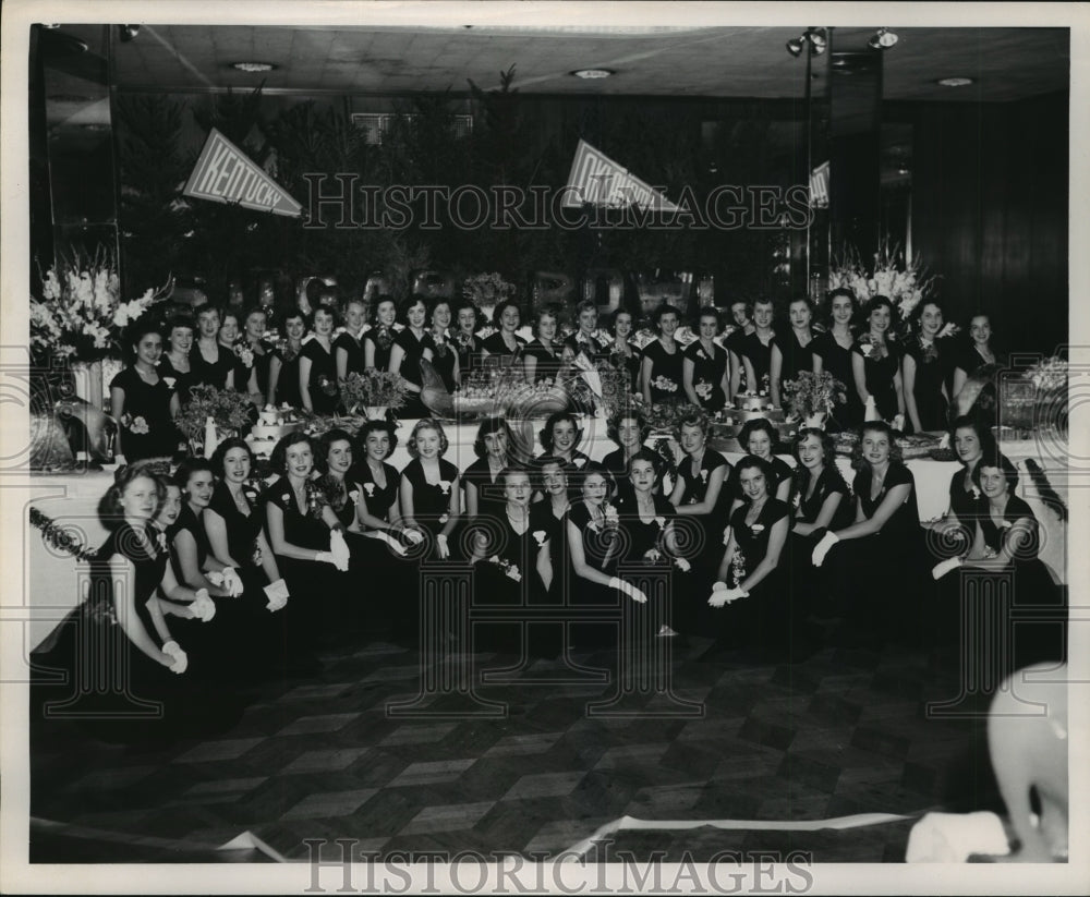 Press Photo Sugar Bowl - Group of Girls at Kentucky-Oklahoma Dinner - noa04818- Historic Images