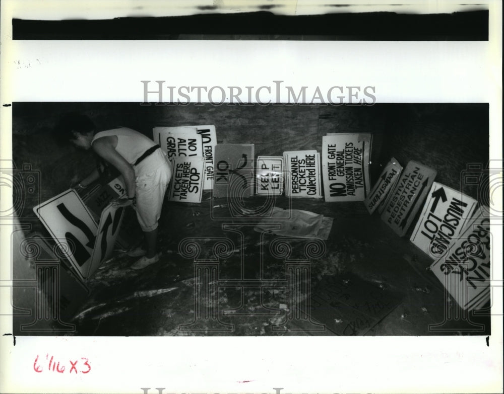 1992 Press Photo New Orleans Jazz &amp; Heritage Festival, Kate Leafs Through Signs - Historic Images