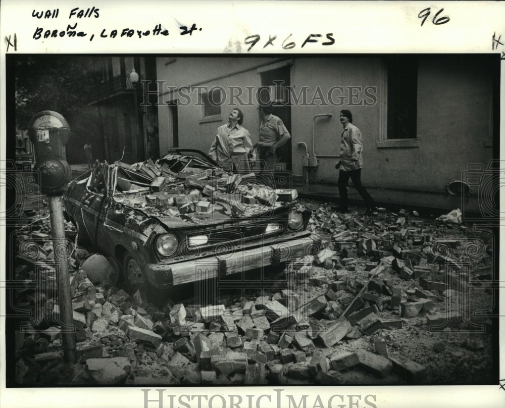 1979 Press Photo Hurricane Bob-Car parked at Baronne and Lafayette victim.- Historic Images