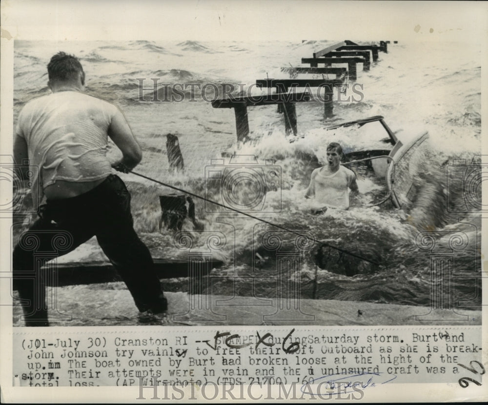 1960 Press Photo Tropical Storm Brenda- Burt and John Johnson try to free boat.- Historic Images