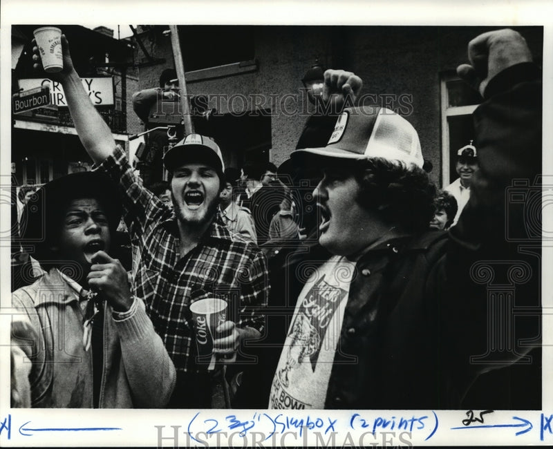 Load image into Gallery viewer, 1981 Press Photo Sugar Bowl- Fans celebrating before game. - noa05165
