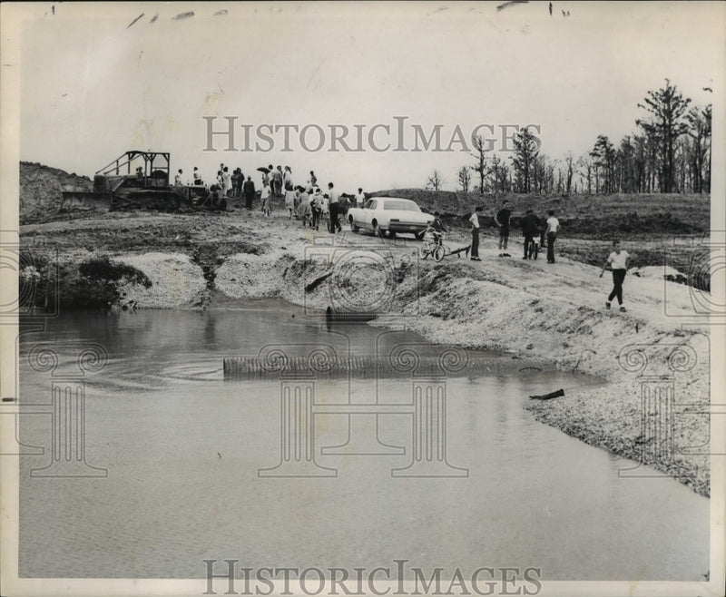 Load image into Gallery viewer, 1966 Press Photo Hurricane readiness- Veterans of flooding in Carolyn Park.
