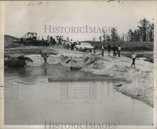 1966 Press Photo Hurricane readiness- Veterans of flooding in Carolyn Park.