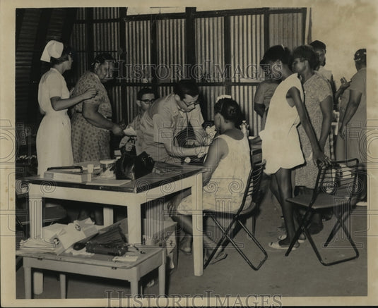 1965 Press Photo Hurricane Betsy- Refugees get medical checkups. - noa05182- Historic Images