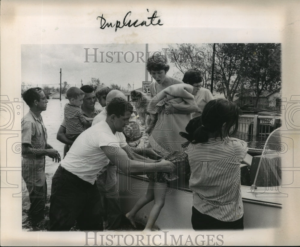1965 Press Photo Hurricane Betsy- Refugees being unloaded fro rescue boat.