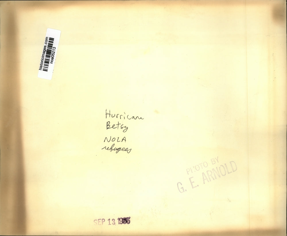 1965 Press Photo Hurricane Betsy- Refugees being unloaded fro rescue boat.