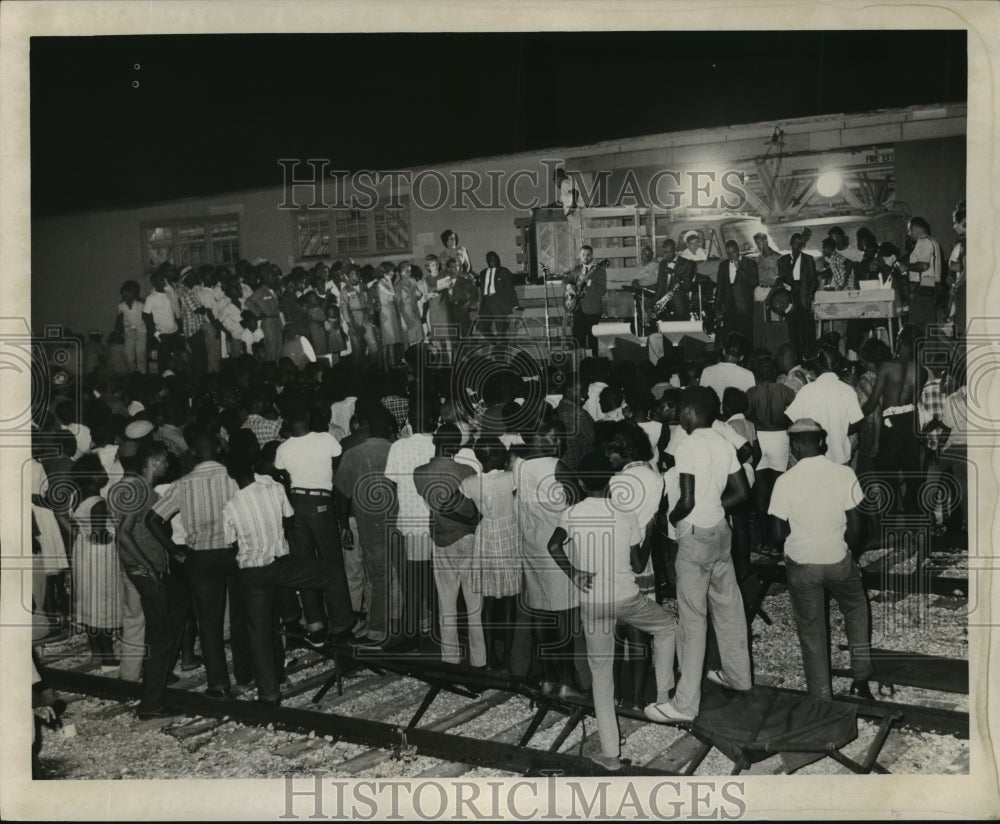 1965 Press Photo Hurricane Betsy-NORP program for refugees at Algiers Naval Sta.- Historic Images