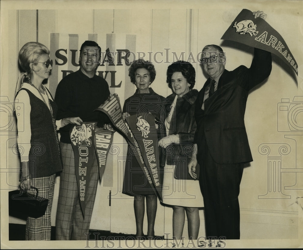 1969 Press Photo Sugar Bowl fans with school pennants- Historic Images