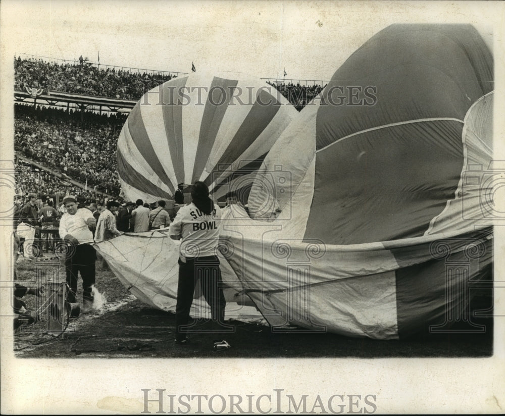 1970 Press Photo Sugar Bowl Balloons part of halftime show. - noa05345