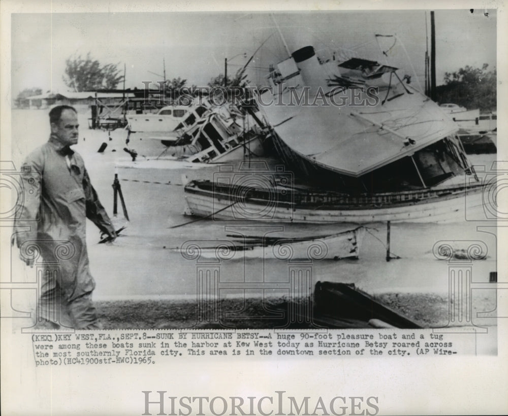 1965 Press Photo Hurricane Betsy- A huge 90 foot pleasure boat and tug boat sunk