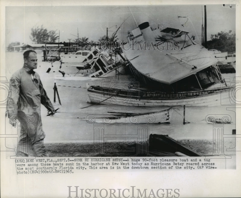 Load image into Gallery viewer, 1965 Press Photo Hurricane Betsy- A huge 90 foot pleasure boat and tug boat sunk
