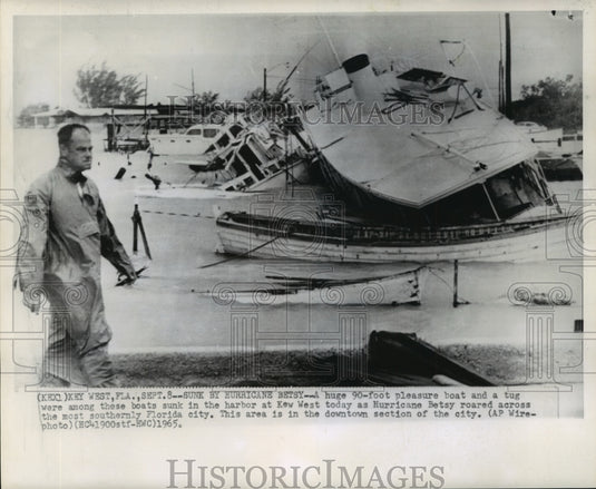 1965 Press Photo Hurricane Betsy- A huge 90 foot pleasure boat and tug boat sunk