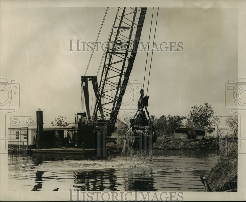 Load image into Gallery viewer, 1965 Press Photo Hurricane Betsy- Cleanup begins. - noa05370
