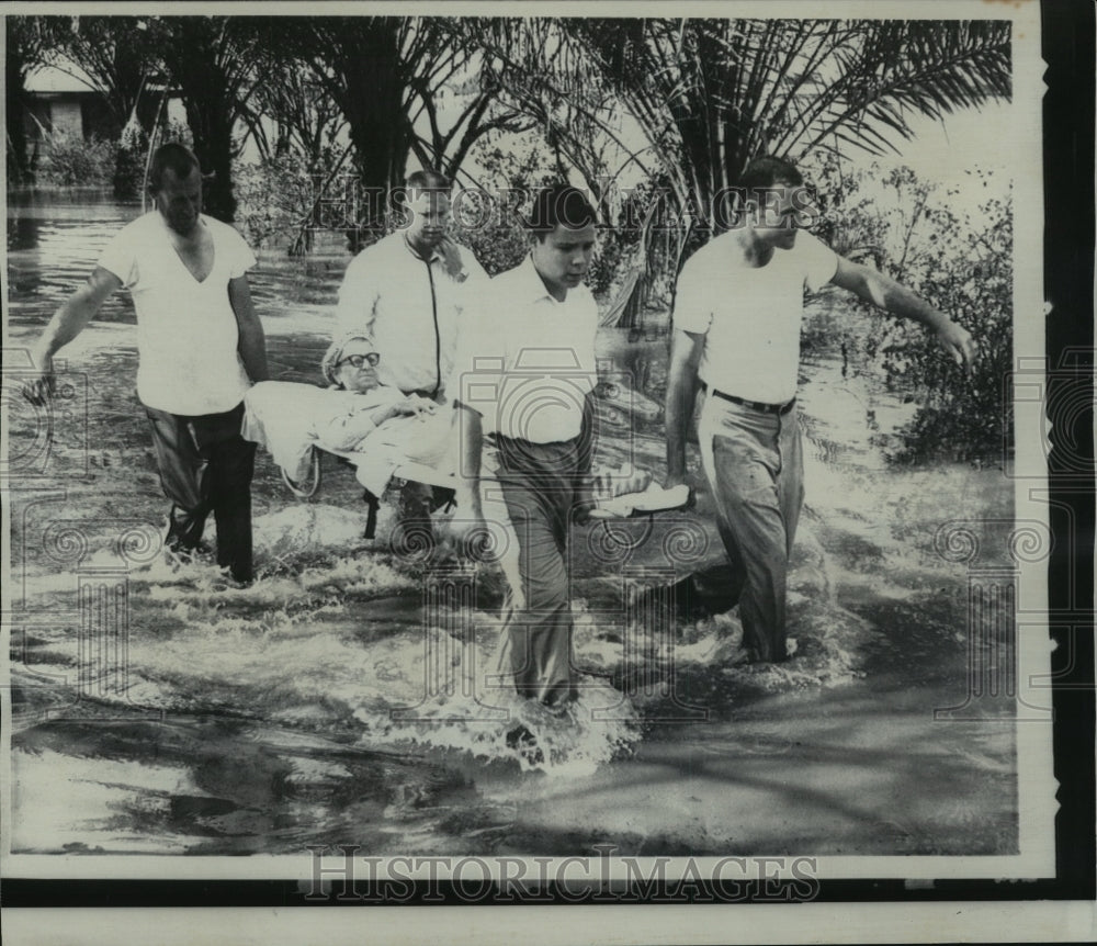 1967 Press Photo Hurricane Beulah- Elderly resident of Harlingen TX Carried Out- Historic Images