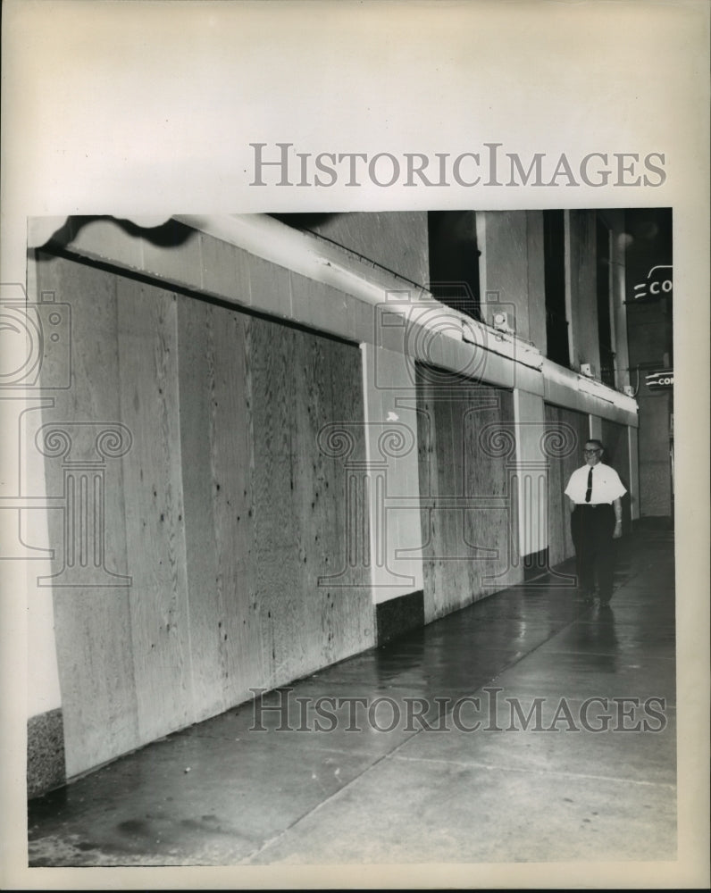 1960 Press Photo Hurricane Ethel- Man walks past boarded up windows.- Historic Images