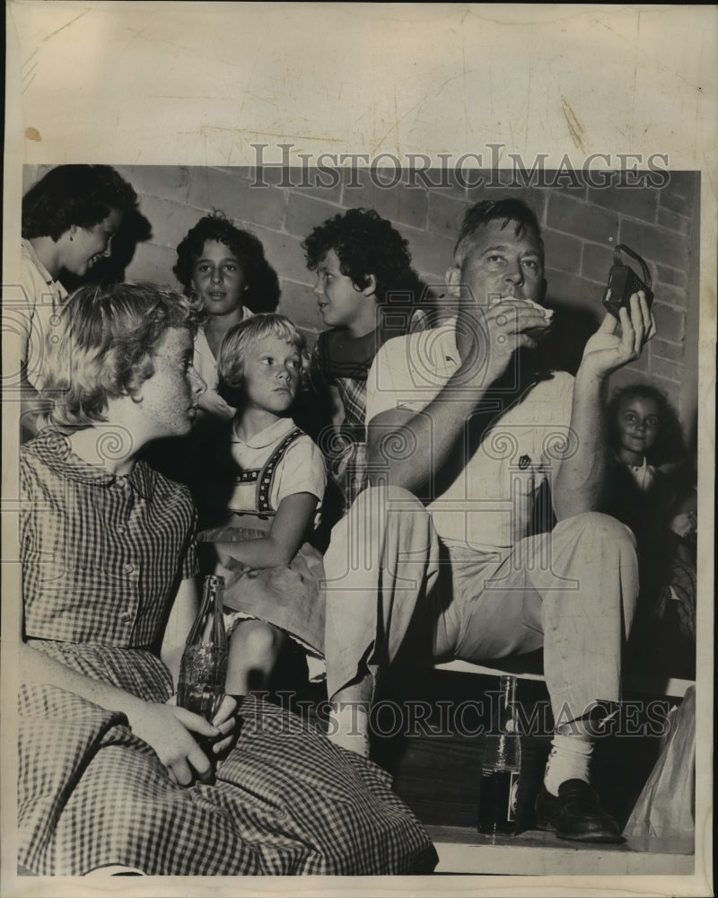 1960 Press Photo Hurricane Ethel-Evacuees from Hurricane at Lockport High School- Historic Images