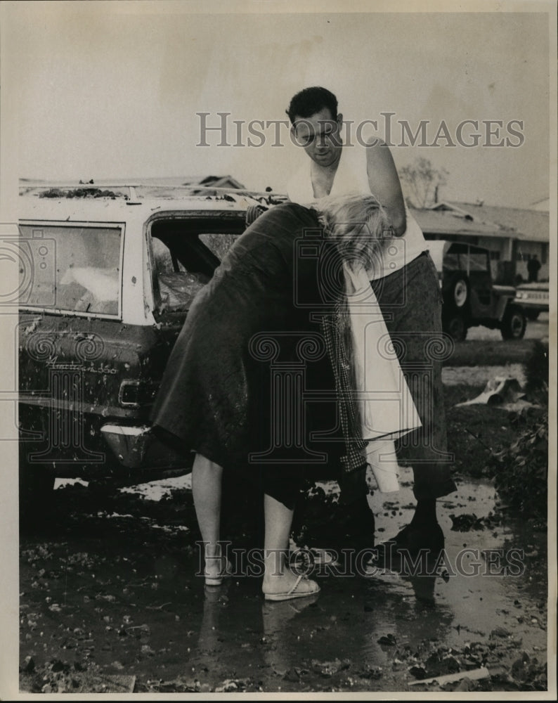 1964 Press Photo Hurricane Hilda- Clean up in Wentwood after storm.- Historic Images