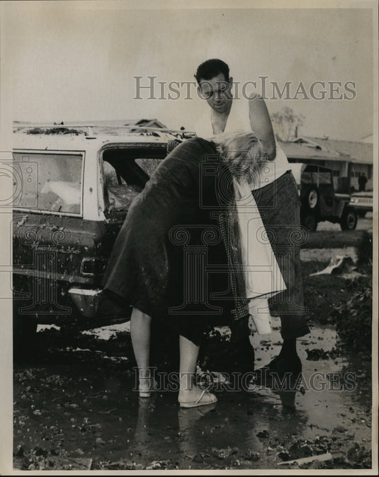 1964 Press Photo Hurricane Hilda- Clean up in Wentwood after storm.- Historic Images