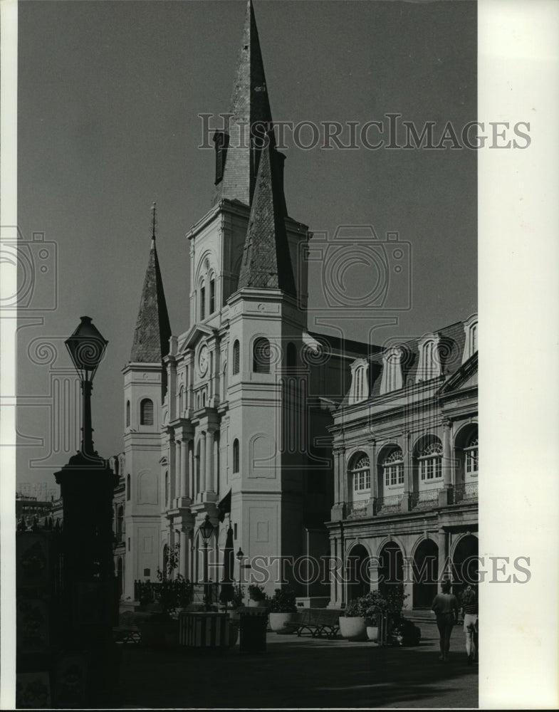 1983 Press Photo New Orleans Jackson Square- St. Louis Cathedral.- Historic Images