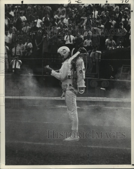  Press Photo New Orleans Saints- Halftime- Spaceman- Historic Images